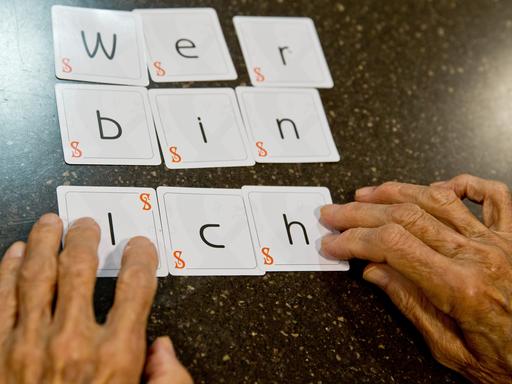 Eine demenzkranke Frau legt im Fritz-Rupprecht-Heim in Fürth (Bayern) die Karten eines Spiels zu dem Satz «wer bin ich» zusammen. Alzheimer-Patienten verlieren ihr Ich. Ein Schicksal, von dem in Deutschland Millionen Kranke und Angehörige betroffen sind.