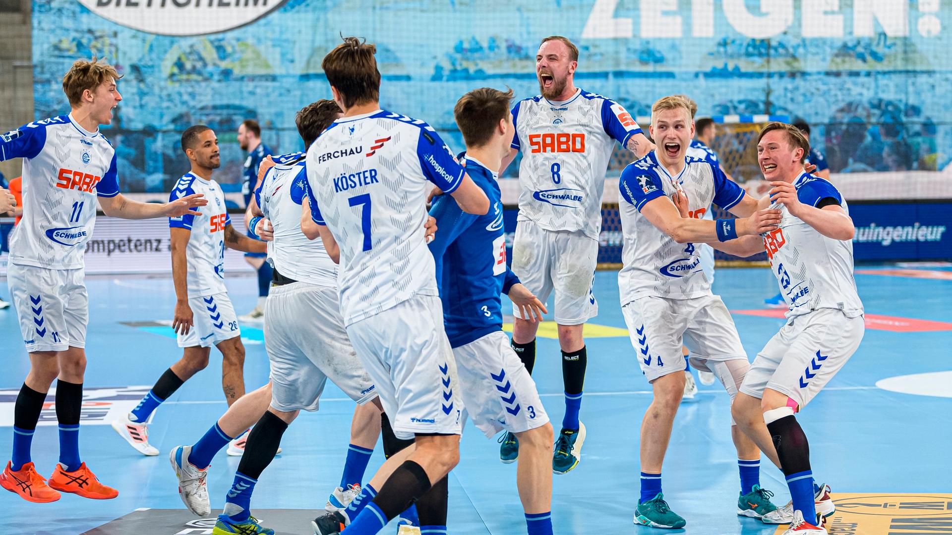 Die Handball-Mannschaft des VfL Gummersbach jubelt nach dem Spiel gegen SG BBM Bietigheim