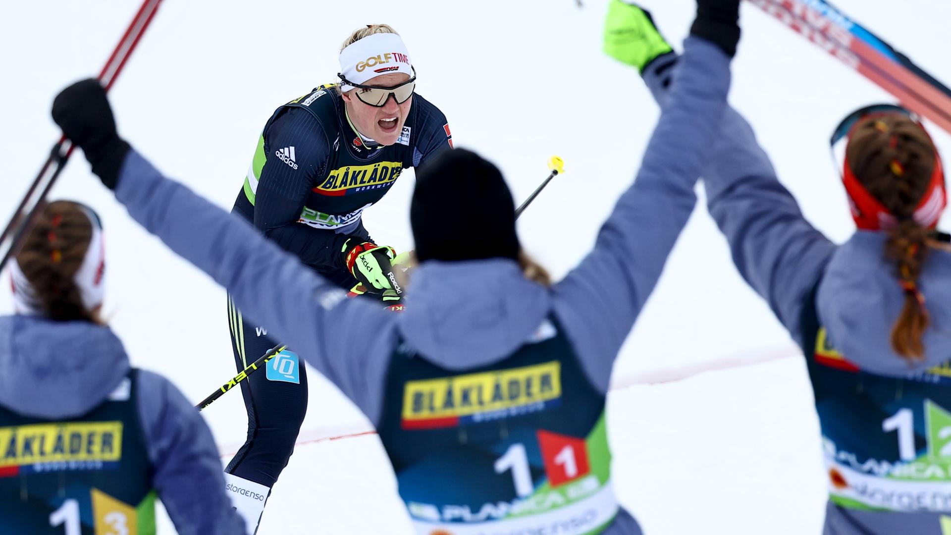 WM-Silber für die Frauen-Staffel im Skilanglauf: Victoria Carl aus Deutschland kommt ins Ziel, wo ihre Teamkolleginnen Pia Fink, Laura Gimmler und Pia Fink (von links nach rechts) jubeln. WM-Silber für die Frauen-Staffel im Skilanglauf: Victoria Carl aus Deutschland kommt ins Ziel, wo ihre Teamkolleginnen Pia Fink, Laura Gimmler und Pia Fink (von links nach rechts) jubeln.