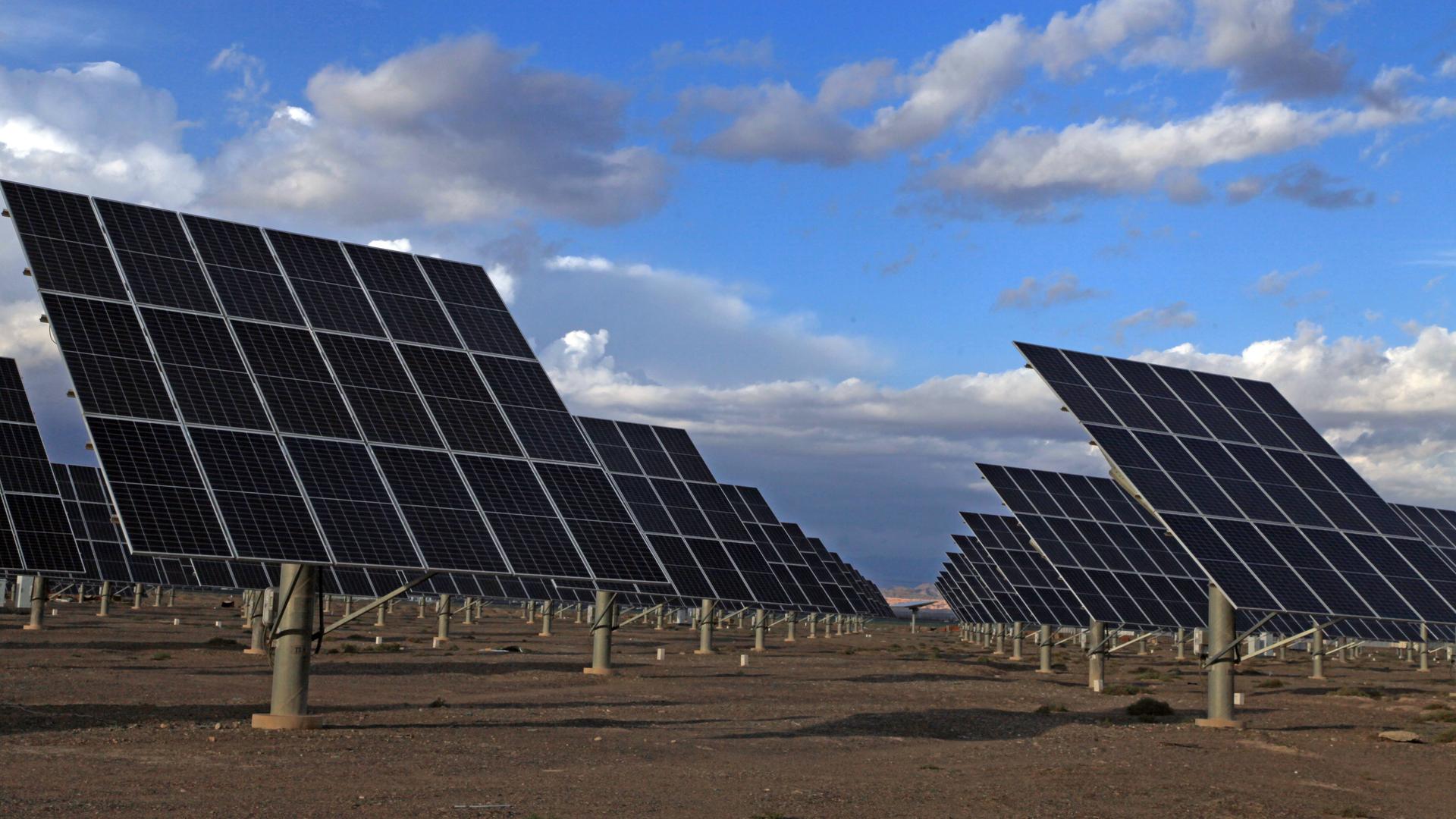 Photovoltaik-Anlage in der chinesischen Provinz Xinjiang - Zahllose Solarmodule erstrecken sich über die Gobi-Wüste. Photovoltaik-Anlage in der chinesischen Provinz Xinjiang - Zahllose Solarmodule erstrecken sich über die Gobi-Wüste.