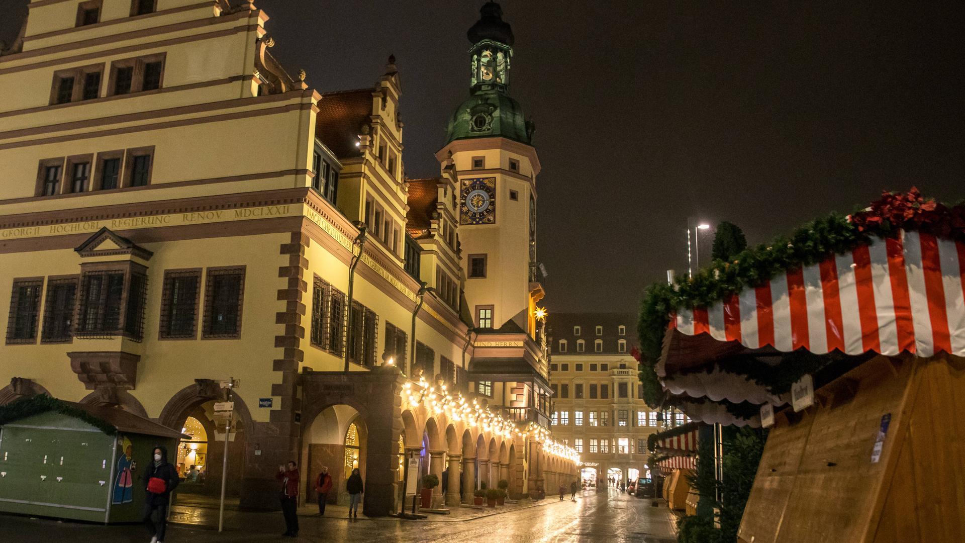 Blick auf den Marktplatz von Leipzig mit Lichterschmuck und geschlossenem Weihnachtsmarkt.