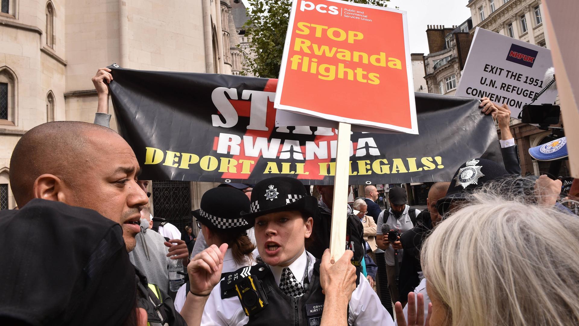 Eine aufgebrachte Menschenmenge protestiert in London gegen das Ausfliegen von Geflüchteten nach Ruanda. Die Polizei greift ein. 