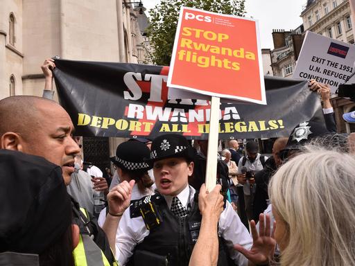 Eine aufgebrachte Menschenmenge protestiert in London gegen das Ausfliegen von Geflüchteten nach Ruanda. Die Polizei greift ein. 