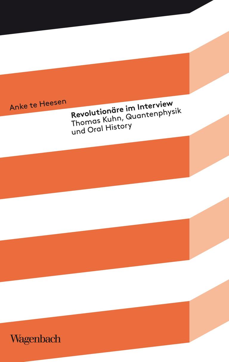 Zwischen orange-weißen Diagonalstreifen sind der Autorinname und der Buchtitel zu sehen. Zwischen orange-weißen Diagonalstreifen sind der Autorinname und der Buchtitel zu sehen.
