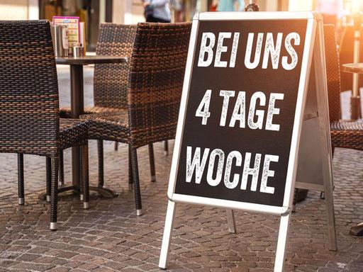 "Bei uns 4-Tage-Woche", steht auf einem Schild vor einem Restaurant (Symbolbild).