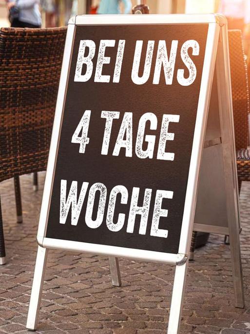 "Bei uns 4-Tage-Woche", steht auf einem Schild vor einem Restaurant (Symbolbild).