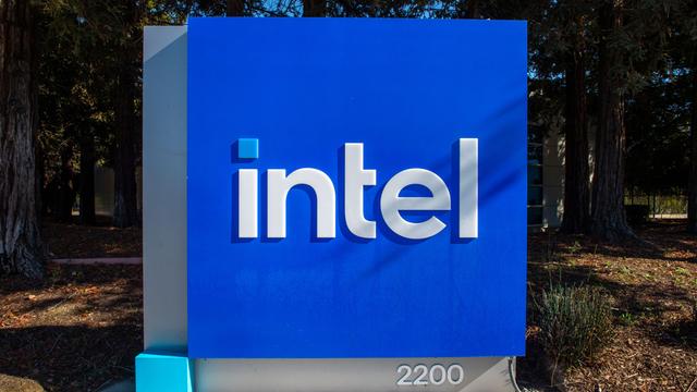 Das Logo von dem Unternehmen Intel. Im Hintergrund ist ein Wald.