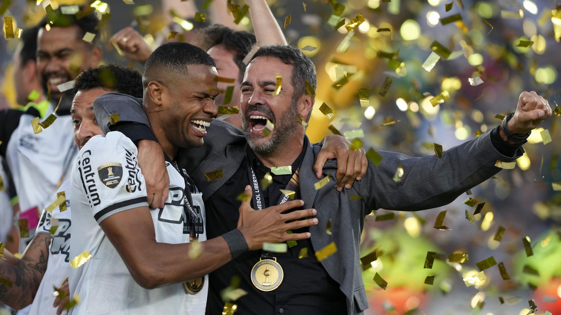 Trainer Artur Jorge vom brasilianischen Verein Botafogo (rechts) und Spieler Junior Santos feiern nach dem Sieg im Endspiel der Copa Libertadores gegen den brasilianischen Verein Atletico Mineiro. Trainer Artur Jorge vom brasilianischen Verein Botafogo (rechts) und Spieler Junior Santos feiern nach dem Sieg im Endspiel der Copa Libertadores gegen den brasilianischen Verein Atletico Mineiro.
