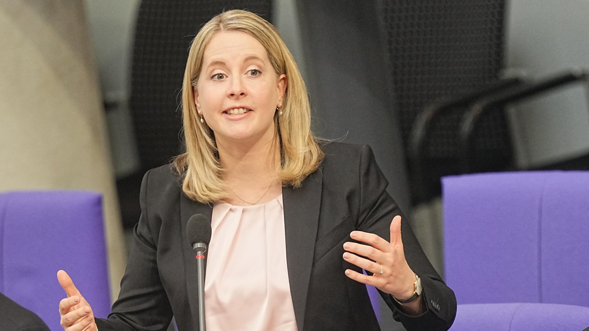 Bundesbauministerin Verena Hubertz (SPD) spricht im Plenarsaal im Bundestag während der Befragung der Bundesregierung.