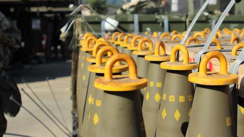 Auf einem Handout-Foto sind zahlreiche Sprengköpfe vom Typ Dual-Purpose Conventional Improved Munitions (DPICM) auf einem Stützpunkt der US-Army in Südkorea zu sehen.