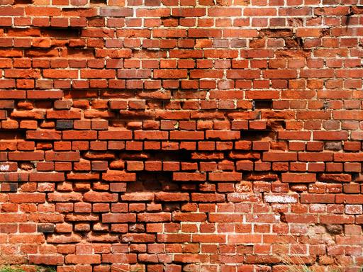 Bröckelnde Ziegelsteinmauer an einer Scheune in Mecklenburg-Vorpommern