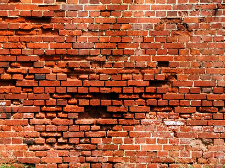 Bröckelnde Ziegelsteinmauer an einer Scheune in Mecklenburg-Vorpommern Bröckelnde Ziegelsteinmauer an einer Scheune in Mecklenburg-Vorpommern