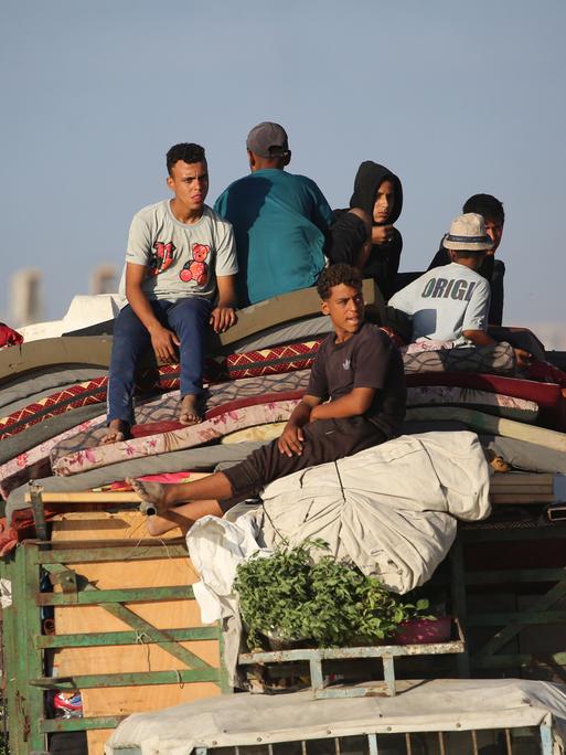 Palästinenser auf einem vollgepackten Lastwagen aus Gaza-Stadt fliehen. 