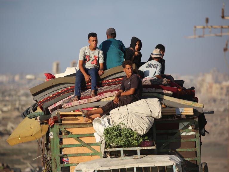 Palästinenser auf einem vollgepackten Lastwagen aus Gaza-Stadt fliehen. 