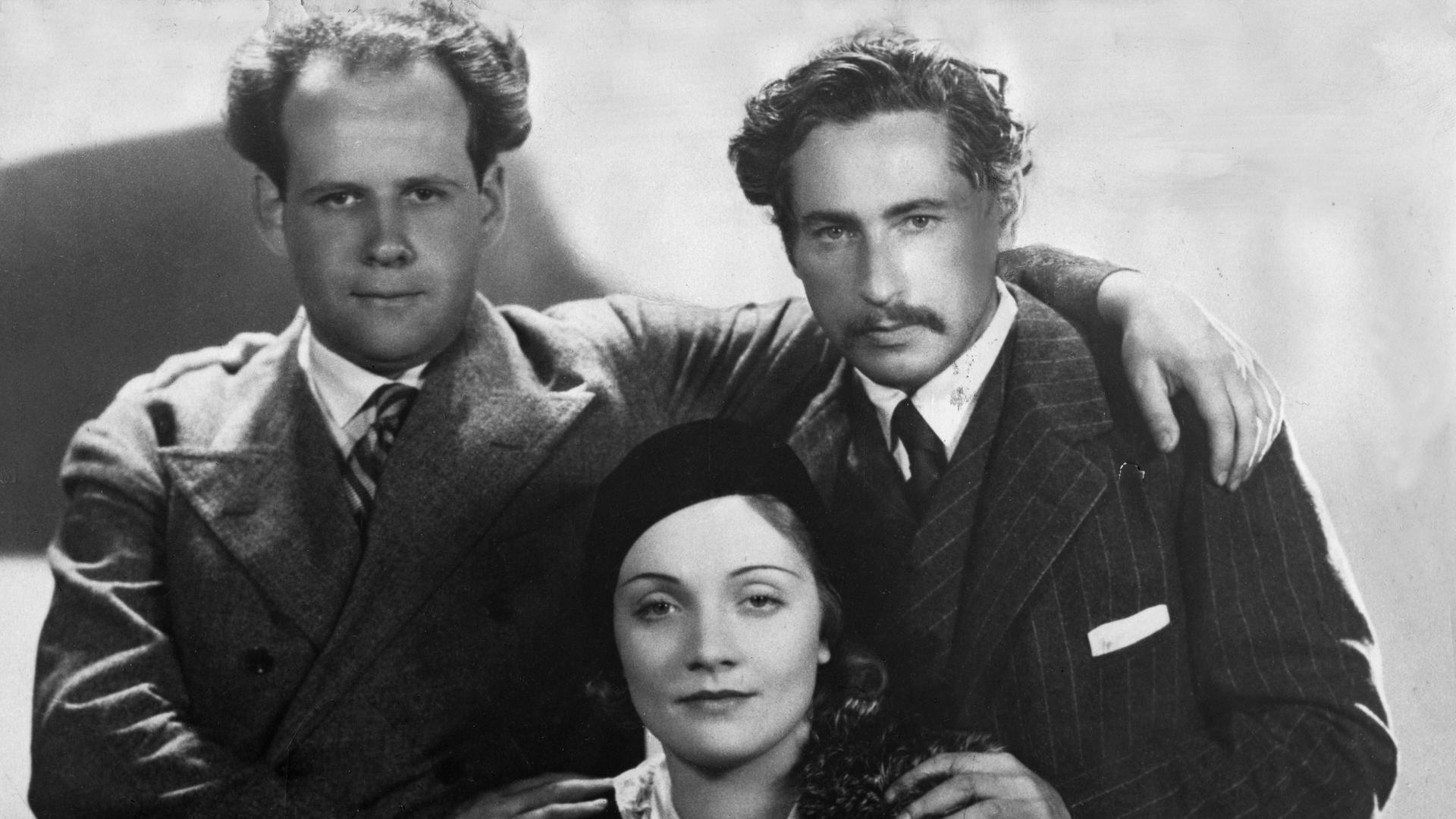 Sergej Eisenstein (links) 1930 zu Besuch bei Marlene Dietrich und Regisseur Josef von Sternberg während der Dreharbeiten zu "Der blaue Engel"