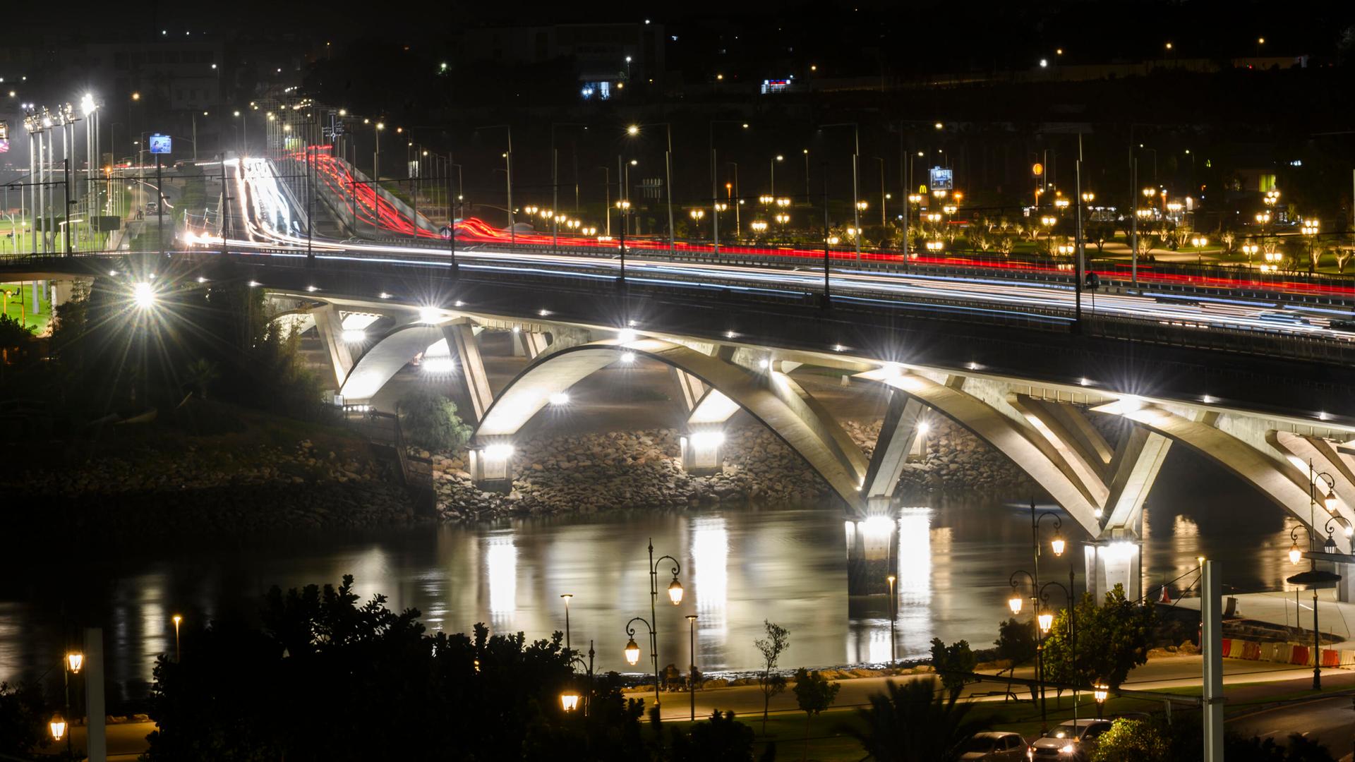 Lichtspuren ziehen über die Hassan-II-Brücke, die wichtigste Verbindung zwischen Rabat und Sale, in Rabat, Marokko.