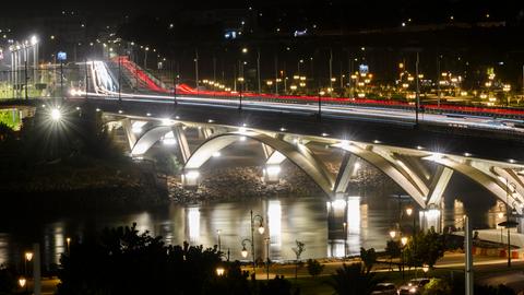 Lichtspuren ziehen über die Hassan-II-Brücke, die wichtigste Verbindung zwischen Rabat und Sale, in Rabat, Marokko.