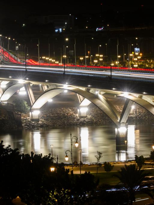 Lichtspuren ziehen über die Hassan-II-Brücke, die wichtigste Verbindung zwischen Rabat und Sale, in Rabat, Marokko. Lichtspuren ziehen über die Hassan-II-Brücke, die wichtigste Verbindung zwischen Rabat und Sale, in Rabat, Marokko.
