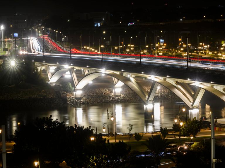 Lichtspuren ziehen über die Hassan-II-Brücke, die wichtigste Verbindung zwischen Rabat und Sale, in Rabat, Marokko. Lichtspuren ziehen über die Hassan-II-Brücke, die wichtigste Verbindung zwischen Rabat und Sale, in Rabat, Marokko.
