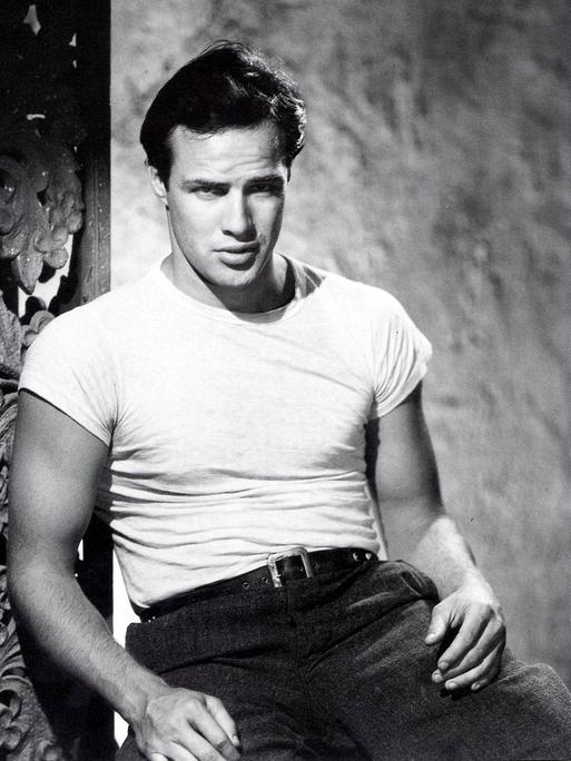 Marlon Brando in lässig-lasziver Pose im weißen Unterhemd, 1951.