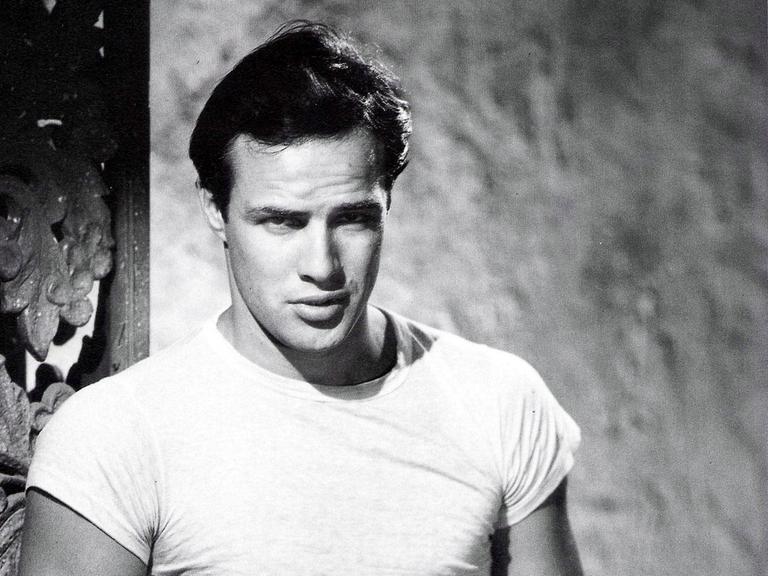 Marlon Brando in lässig-lasziver Pose im weißen Unterhemd, 1951.