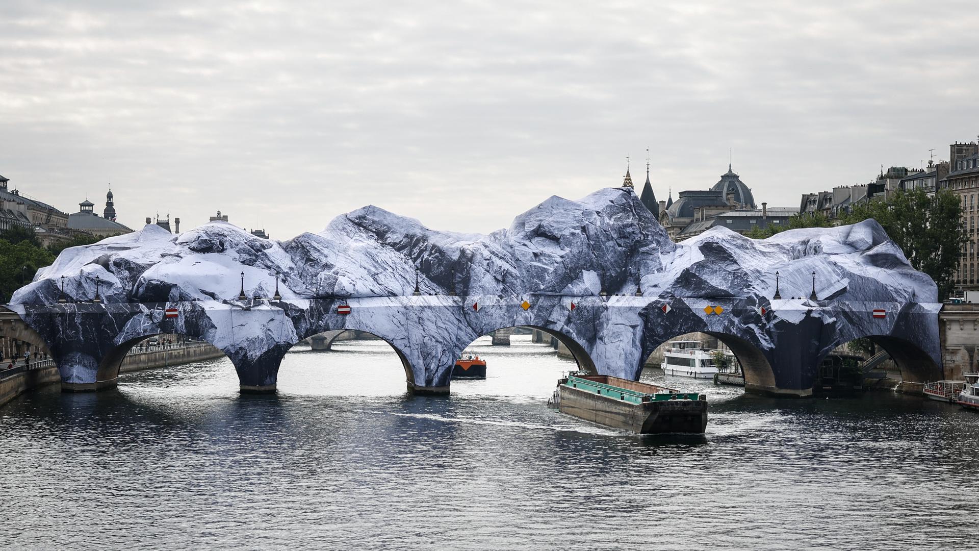Dieses Foto, das am 21. Mai 2026 an der Pont-Neuf-Brücke in Paris aufgenommen wurde, zeigt die Installation von „The Pont Neuf’s Cave“, dem neuesten Kunstwerk des französischen Fotografen und Straßenkünstlers JR. Dieses Foto, das am 21. Mai 2026 an der Pont-Neuf-Brücke in Paris aufgenommen wurde, zeigt die Installation von „The Pont Neuf’s Cave“, dem neuesten Kunstwerk des französischen Fotografen und Straßenkünstlers JR.