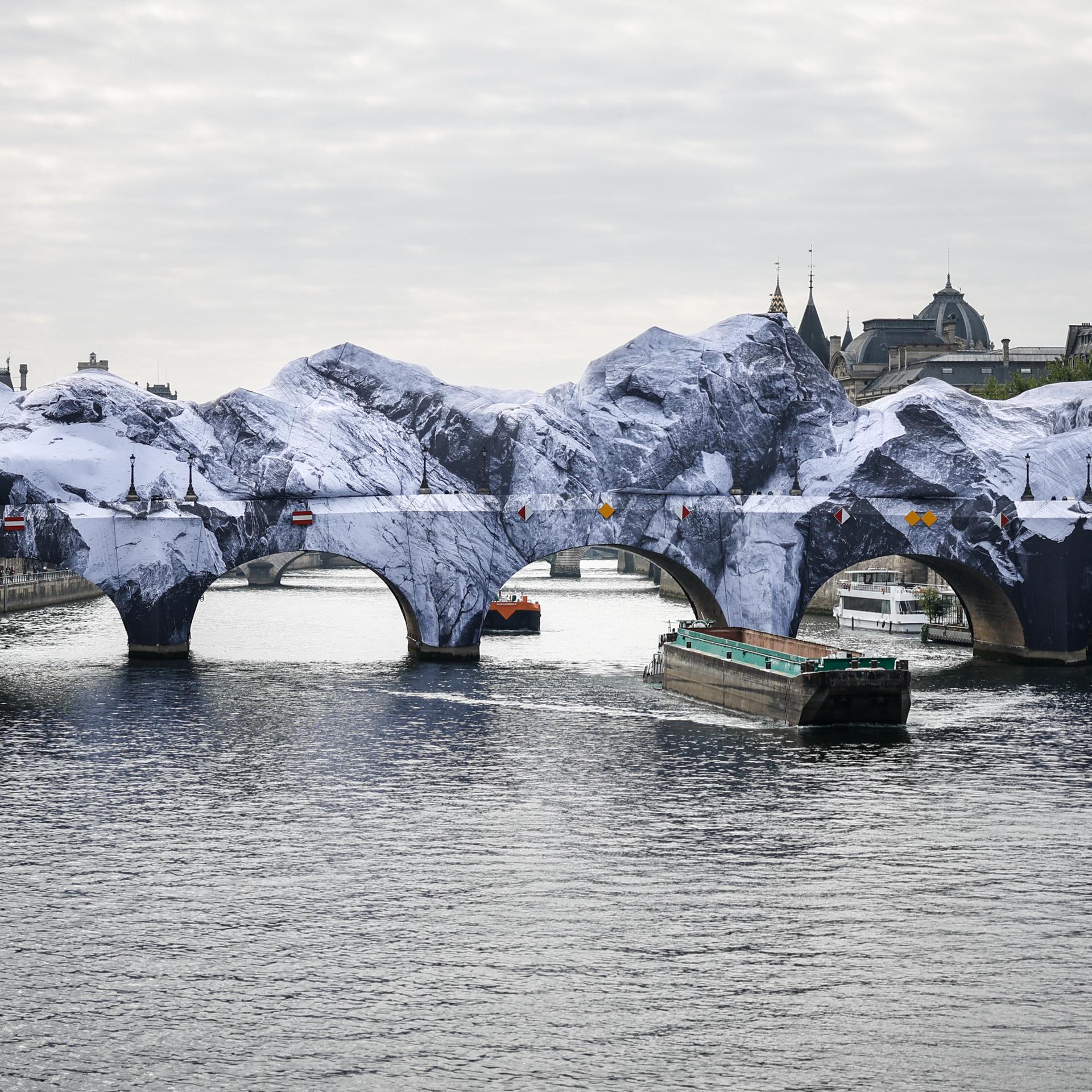 Kunstinstallation - Pariser Brücke Pont Neuf durch monumentale Höhle verhüllt