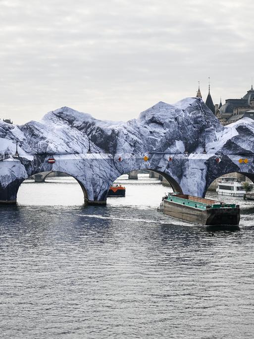Dieses Foto, das am 21. Mai 2026 an der Pont-Neuf-Brücke in Paris aufgenommen wurde, zeigt die Installation von „The Pont Neuf’s Cave“, dem neuesten Kunstwerk des französischen Fotografen und Straßenkünstlers JR. 