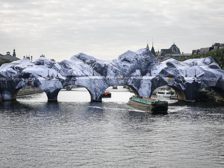 Dieses Foto, das am 21. Mai 2026 an der Pont-Neuf-Brücke in Paris aufgenommen wurde, zeigt die Installation von „The Pont Neuf’s Cave“, dem neuesten Kunstwerk des französischen Fotografen und Straßenkünstlers JR. 