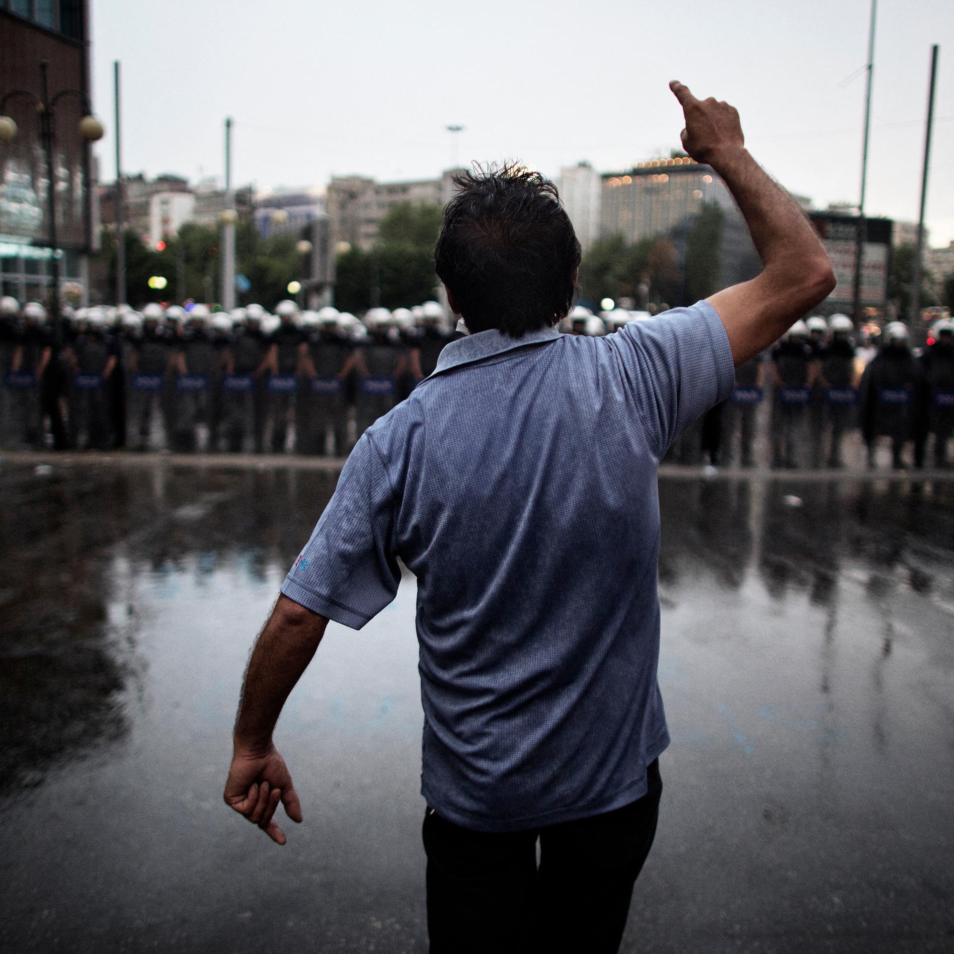 Revolutionen - Warum Massenproteste im 21. Jahrhundert scheitern thumbnail