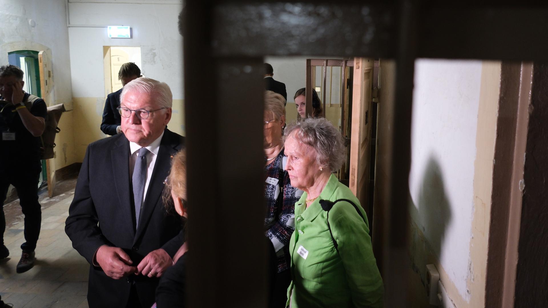 Stollberg: Bundespräsident Frank-Walter Steinmeier (l) steht im ehemaligen Gefängnis Hoheneck mit Zeitzeuginnen zusammen.