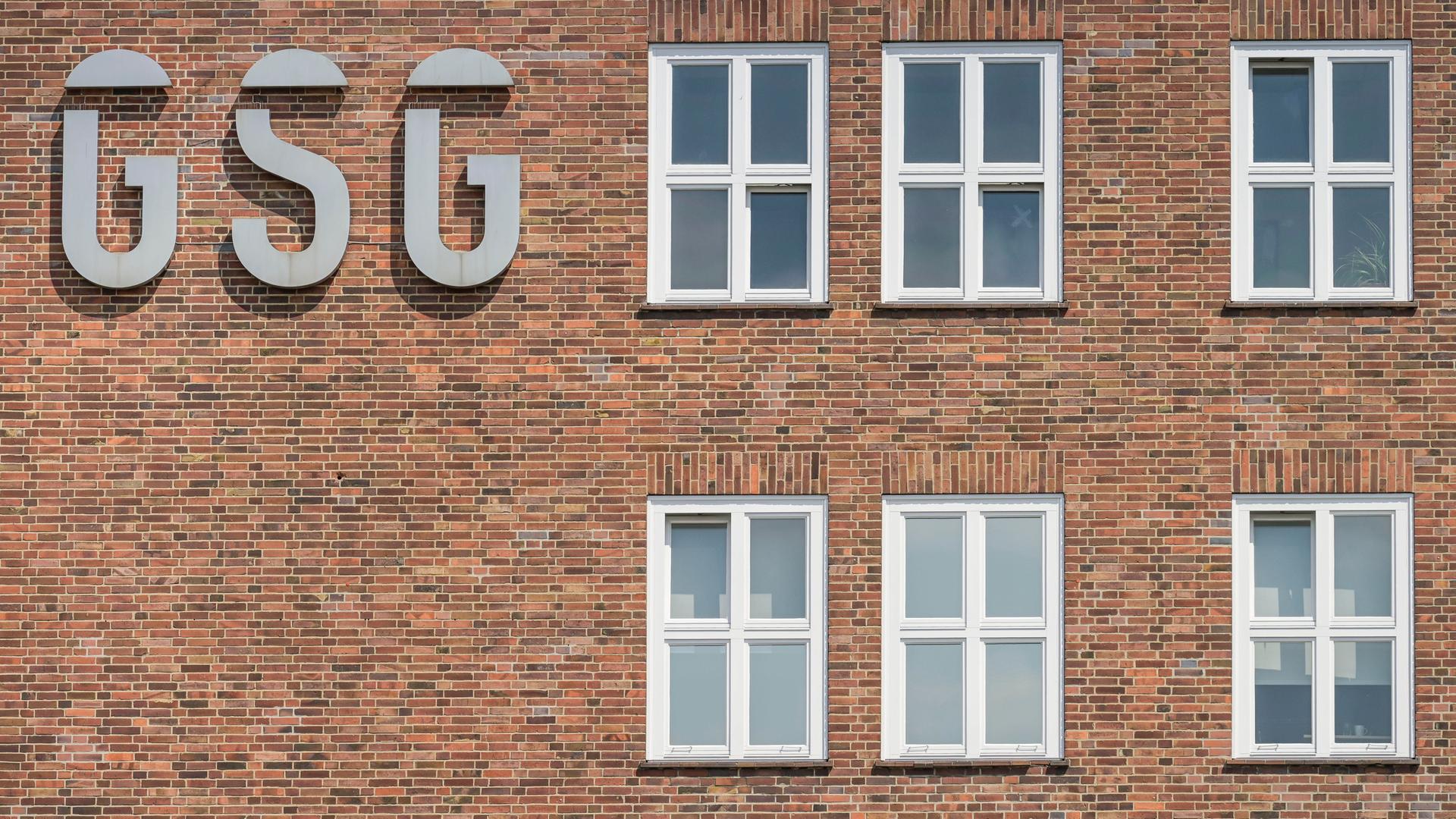 Fassade eines Backstein-Bürogebäudes mit der Aufschrift GSG Fassade eines Backstein-Bürogebäudes mit der Aufschrift GSG
