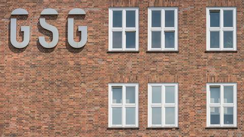 Fassade eines Backstein-Bürogebäudes mit der Aufschrift GSG