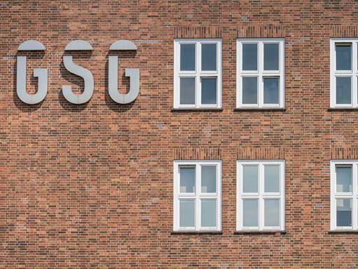Fassade eines Backstein-Bürogebäudes mit der Aufschrift GSG Fassade eines Backstein-Bürogebäudes mit der Aufschrift GSG