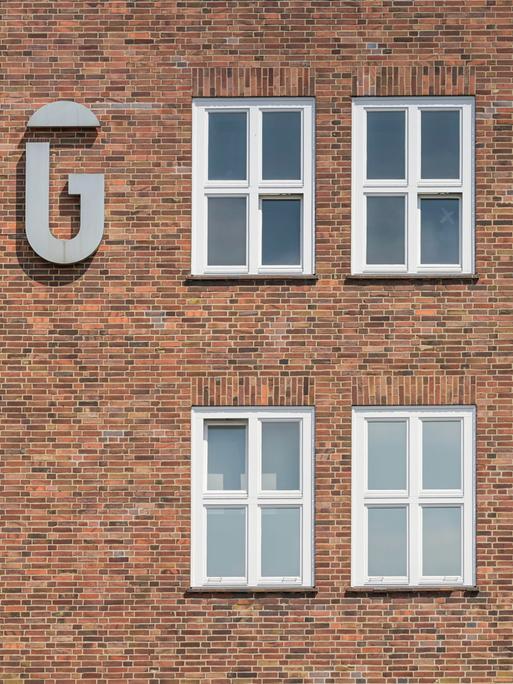 Fassade eines Backstein-Bürogebäudes mit der Aufschrift GSG Fassade eines Backstein-Bürogebäudes mit der Aufschrift GSG