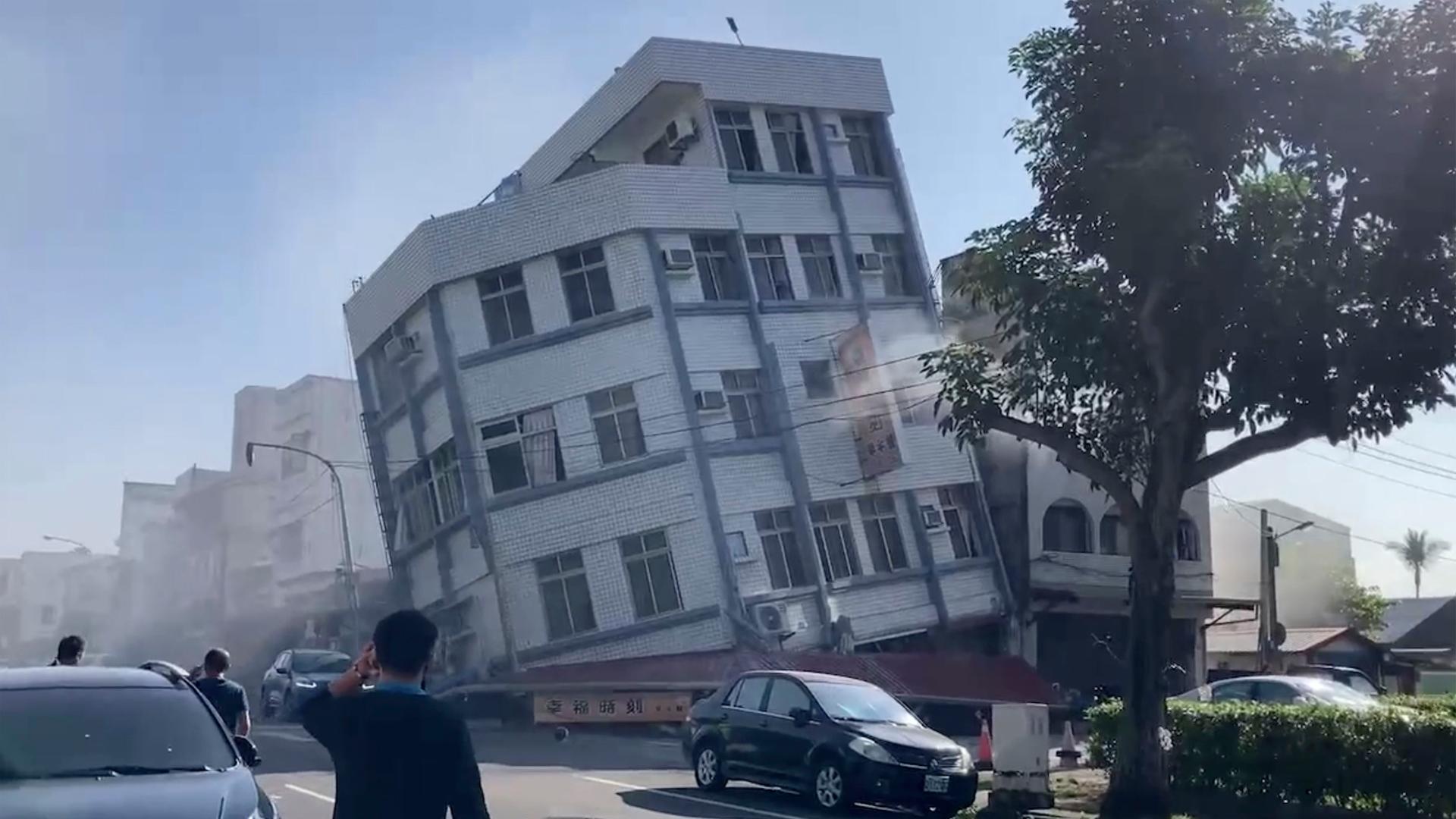 Taiwan, Hualien: Ein starkes Erdbeben hat die gesamte Insel Taiwan erschüttert, Gebäude in einer Stadt zum Einsturz gebracht und einen Tsunami ausgelöst, der japanische Inseln anschwemmte.