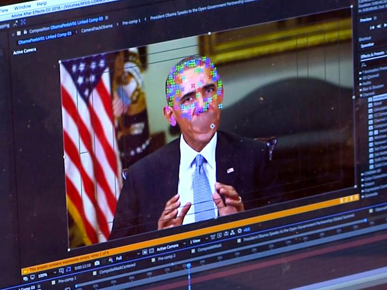 Das Bild zeigt eine Aufnahme eines gefälschten Videos vom ehemaligen US-Präsidenten Barack Obama. Das Video ist ein Deepfake, also ein mit Künstlicher Intelligenz erstelltes Video, das realistisch wirkt, aber gefälscht ist. 