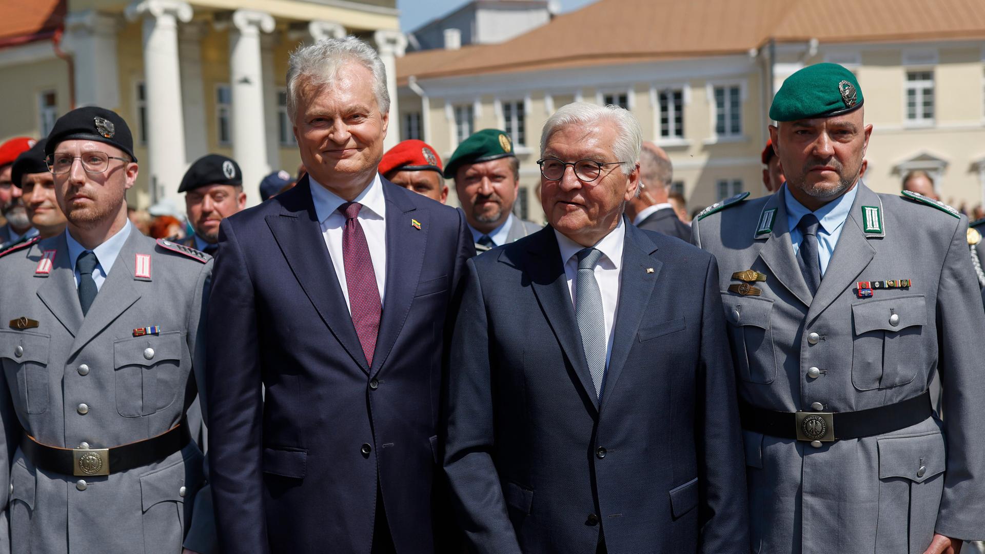 Das Bild zeigt den litauischen Präsidenten Nausedas gemeinsam mit Bundespräsident Steinmeier sowie Offizieren der Bundeswehr. 