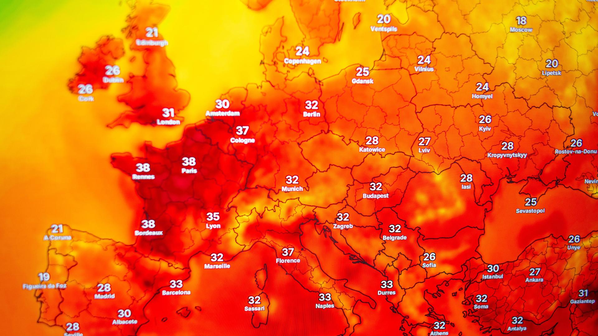 Wettervorhersagekarte zeigt extreme Hitzewelle und hohe Temperaturen in ganz Europe. Globale Erwärmung, Klimawandel und das Konzept anomaler Sommerhitze mit rotglühenden Temperaturen.