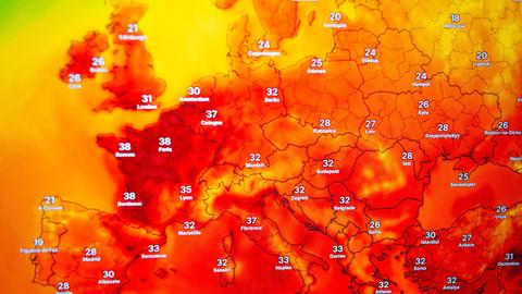 Wettervorhersagekarte zeigt extreme Hitzewelle und hohe Temperaturen in ganz Europe. Globale Erwärmung, Klimawandel und das Konzept anomaler Sommerhitze mit rotglühenden Temperaturen.