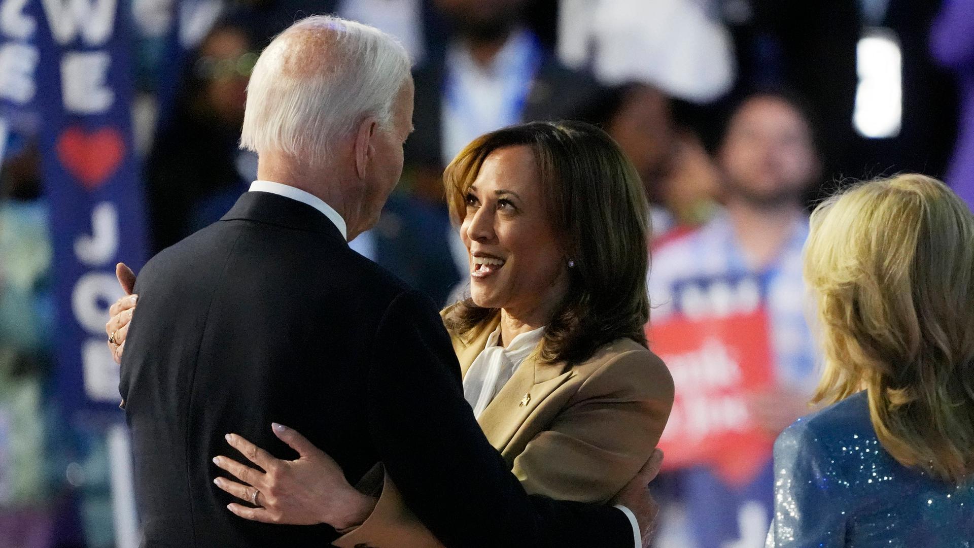 Joe Biden und Kamala Harris nehmen sich in die Arme