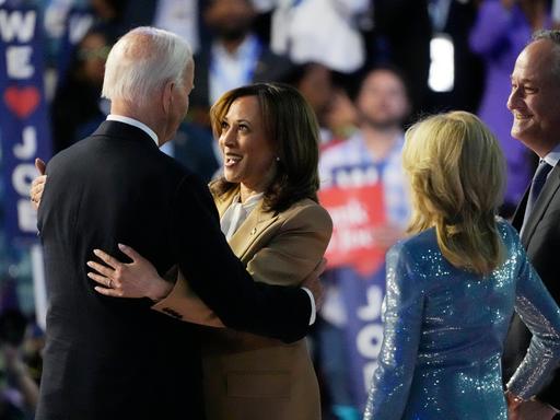 Joe Biden und Kamala Harris nehmen sich in die Arme