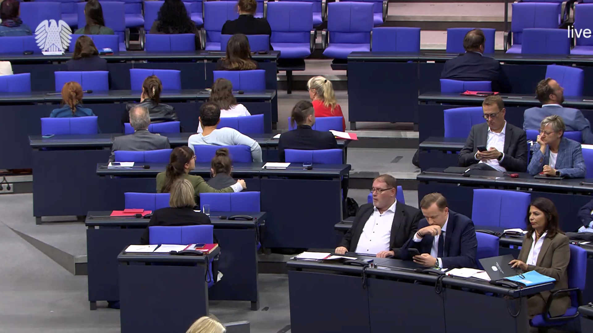 Links ist die Linke zu sehen, die sich auf den blauen Sesseln im Plenarsaal umgedreht hat. Daneben sieht man Abgeordnete der SPD Links ist die Linke zu sehen, die sich auf den blauen Sesseln im Plenarsaal umgedreht hat. Daneben sieht man Abgeordnete der SPD