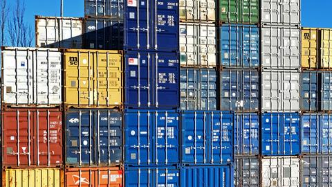 Viele Container sind aufeinander gestapelt