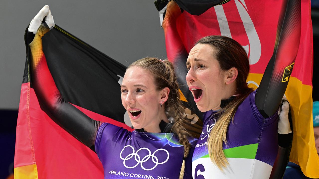 Das Bild zeigt die deutschen Skeleton-Fahrerinnen Susanne Kreher und Jaqueline Pfeifer bei den Olympischen Winterspielen in Cortina d'Ampezzo. Sie freuen sich über Silber und Bronze. 