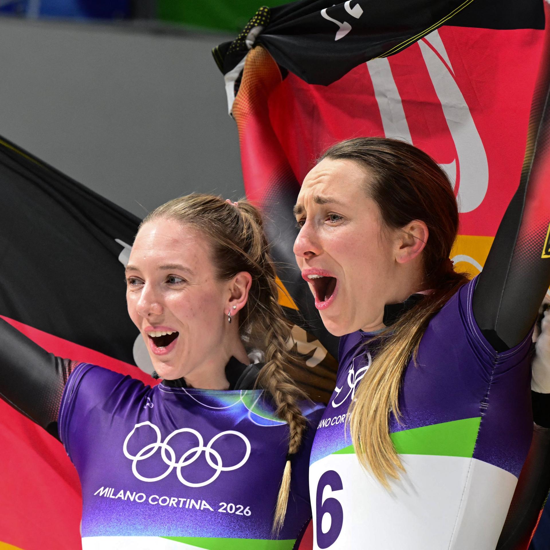 Das Bild zeigt die deutschen Skeleton-Fahrerinnen Susanne Kreher und Jaqueline Pfeifer bei den Olympischen Winterspielen in Cortina d'Ampezzo. Sie freuen sich über Silber und Bronze. 