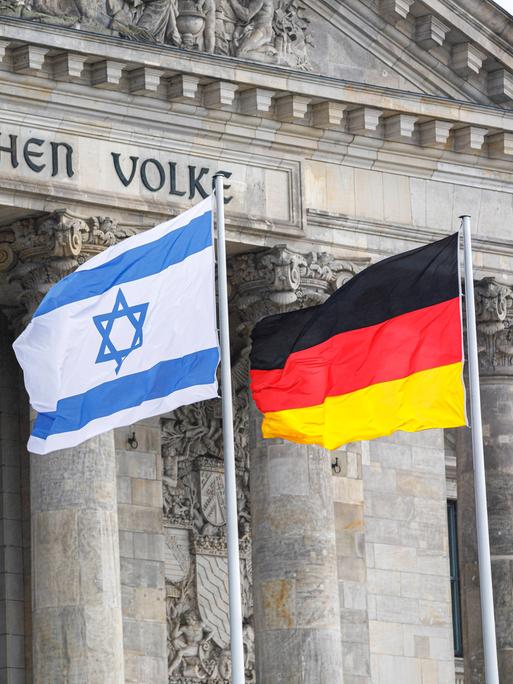 26.01.2022: Die Israelische Fahne zwischen der deutschen und der europäischen Flagge vor dem Reichstag 