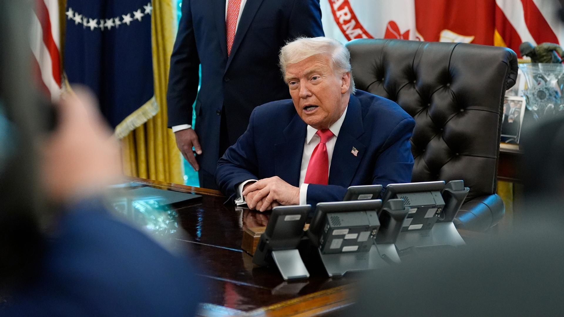 US-Präsident Trump spricht zu Reportern im Weißen Haus. 