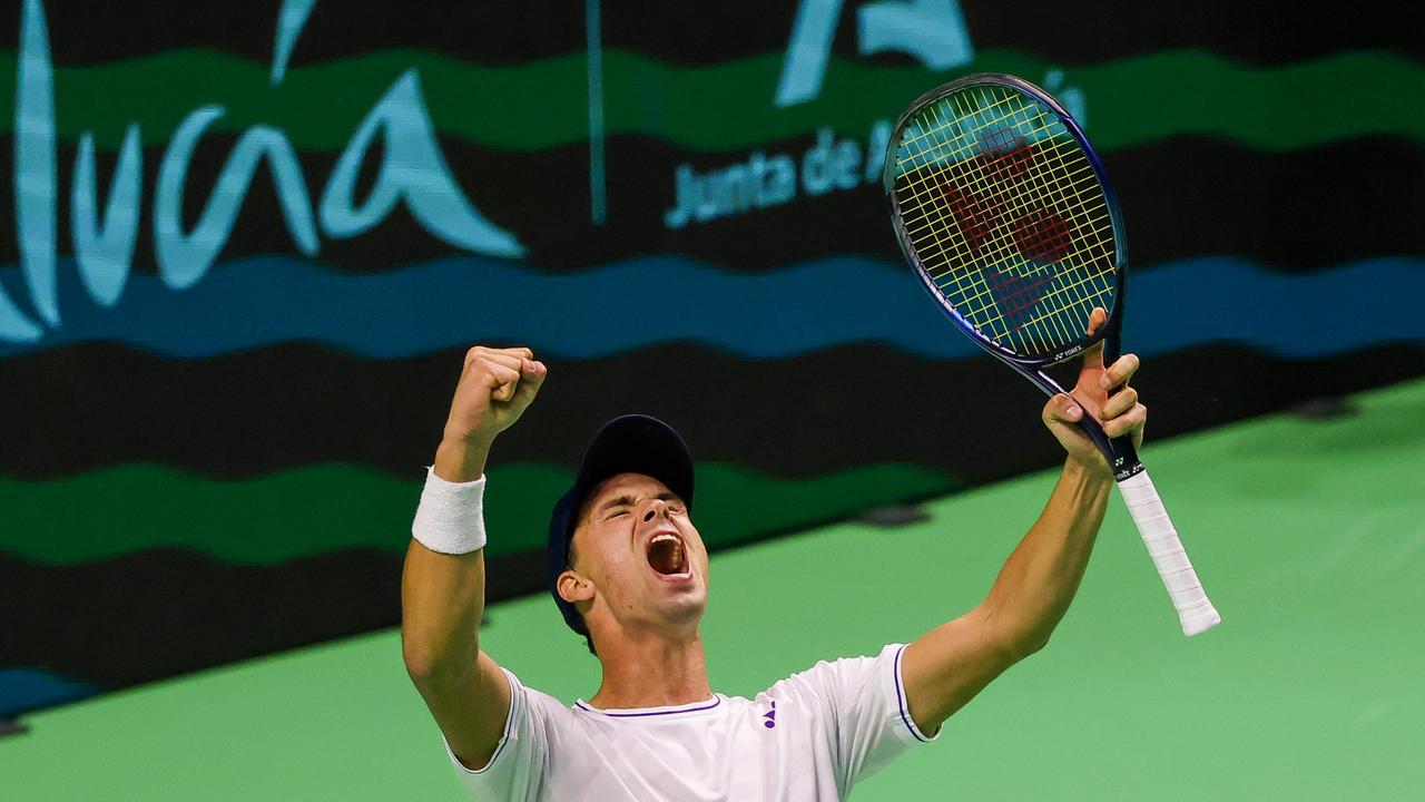 Der Tennisspieler Daniel Altmaier jubelt. 