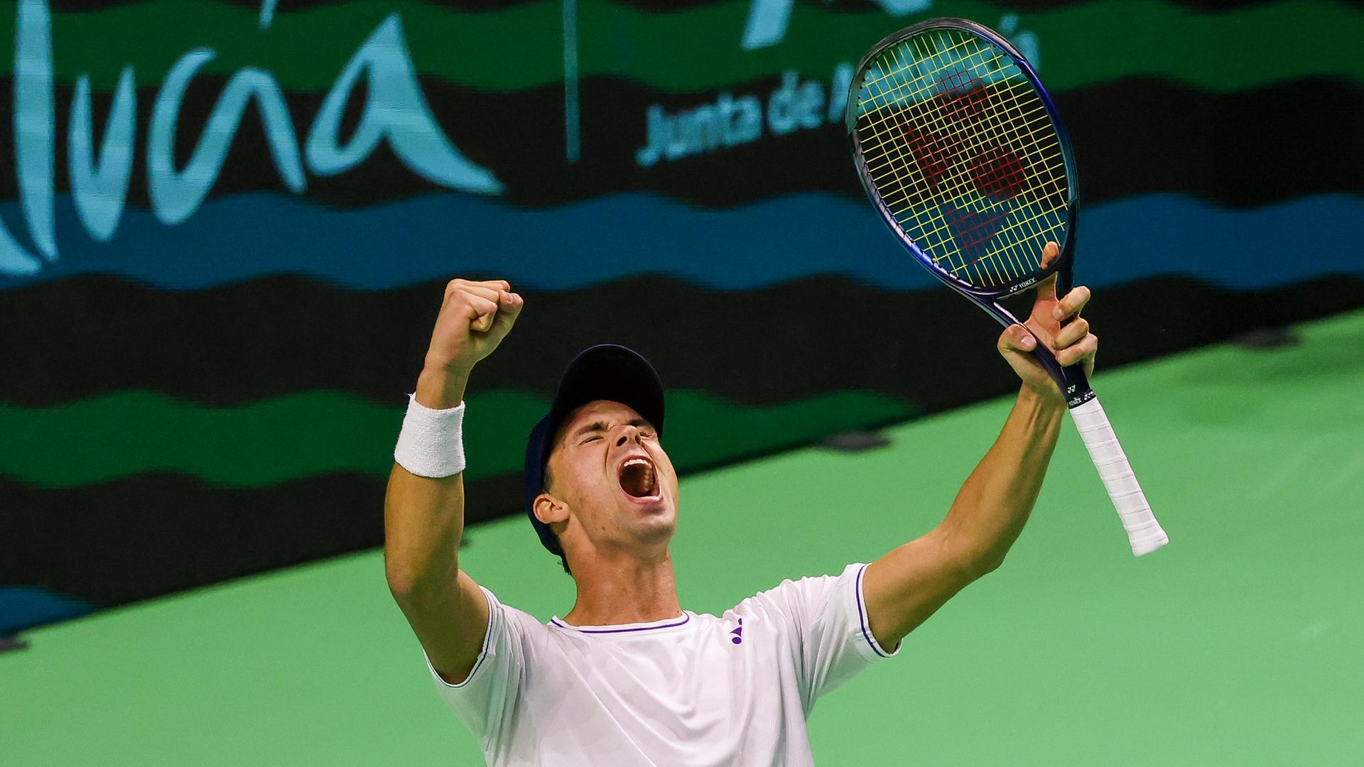 Der Tennisspieler Daniel Altmaier jubelt. 